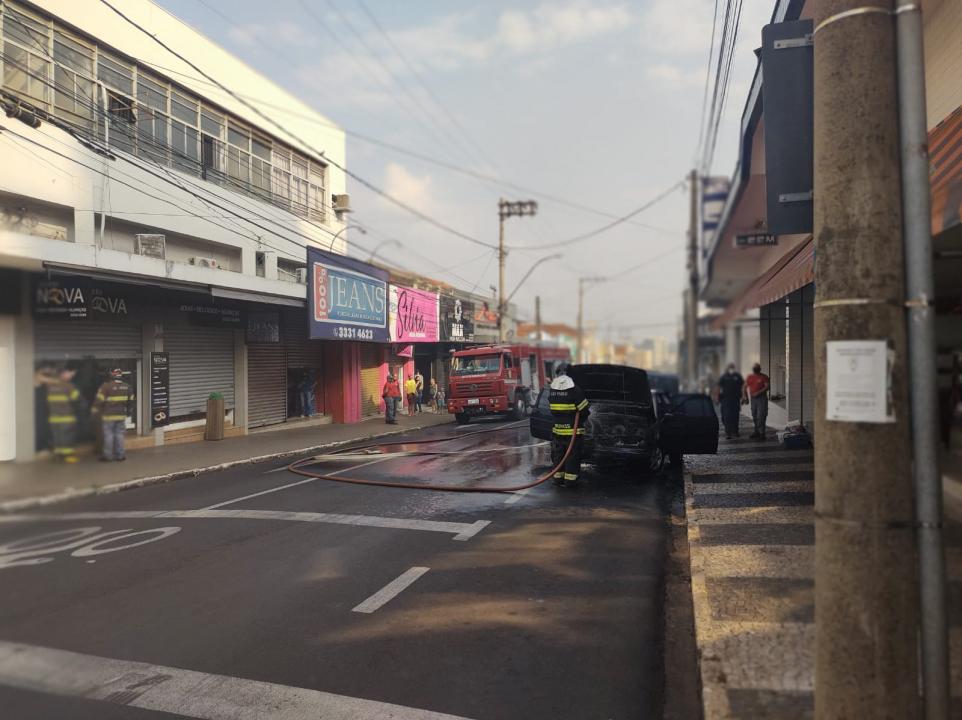 Foto 2 de 7 — Carro pega fogo no Centro de Araraquara e mobiliza Corpo de Bombeiros